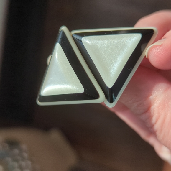 Vintage Black & White Pearlized Lucite Triangle Pyramid Post Earrings - Picture 2 of 7